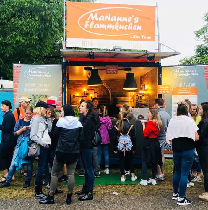 Marianne's Flammkuchen-Catering mit Gästen