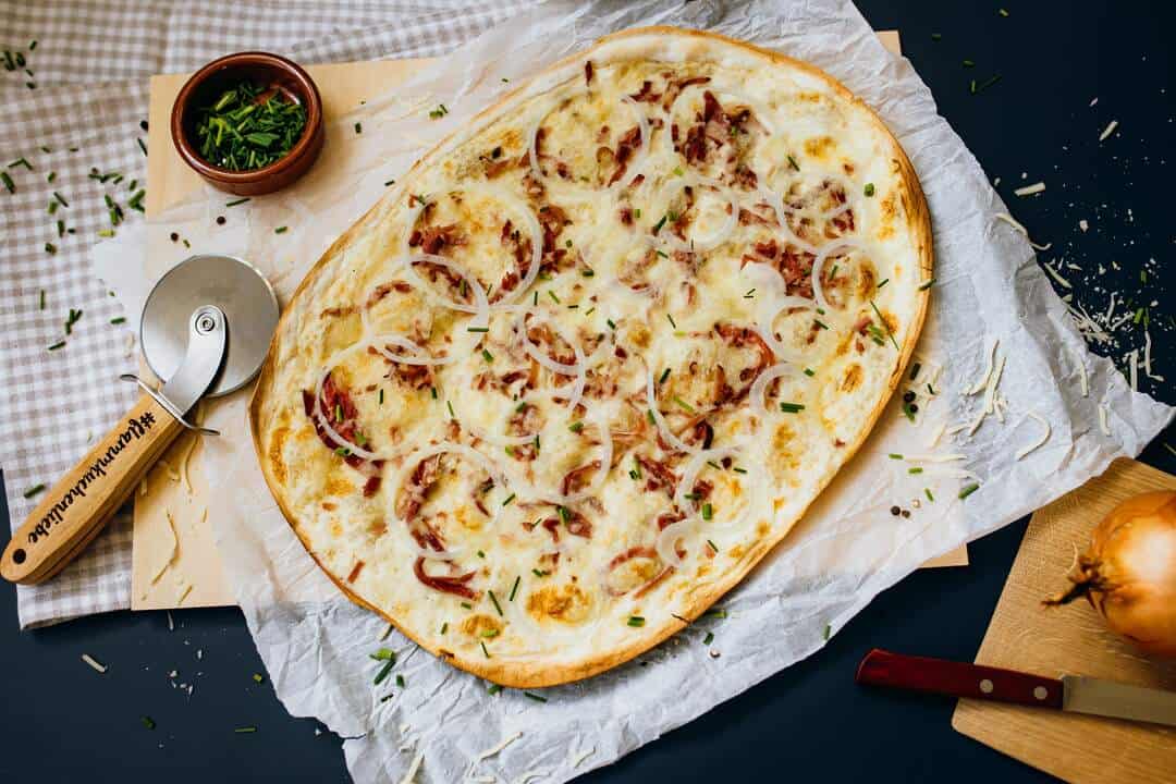 Frischer Flammkuchen frisch aus dem Ofen